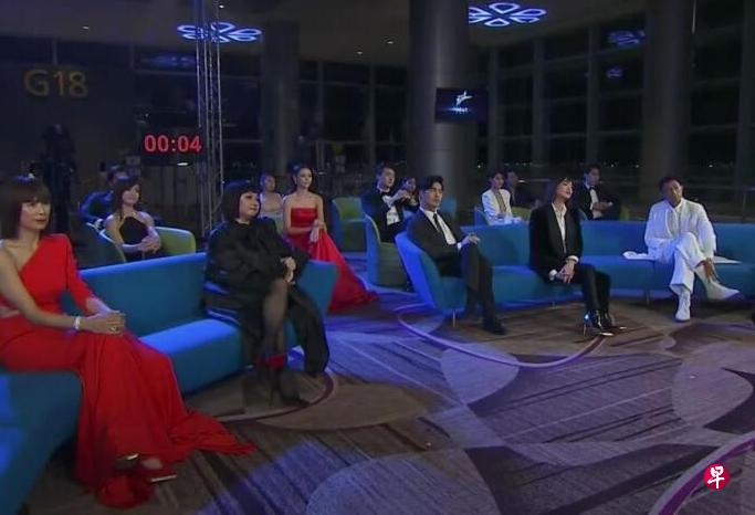 艺人入座时持续保持安全距离。 艺人入座时持续保持安全距离。