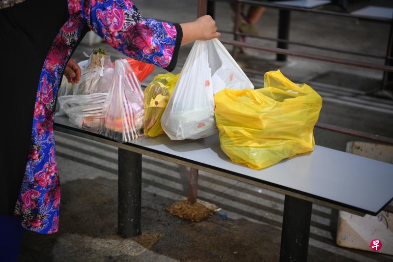 我国在2019年丢弃的生活垃圾中,有20万吨属于一次性的购物袋和打包盒,“相当于400个奥林匹克游泳池的容量”。(海峡时报) 我国在2019年丢弃的生活垃圾中,有20万吨属于一次性的购物袋和打包盒,“相当于400个奥林匹克游泳池的容量”。(海峡时报)