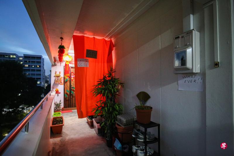 阿嫲在门外挂红布“防偷拍”,还在布上贴纸条提醒邻居“这有电眼”。邻居夫妇则在门口贴字报回应“随你高兴”。(李健玮摄)
阿嫲在门外挂红布“防偷拍”,还在布上贴纸条提醒邻居“这有电眼”。邻居夫妇则在门口贴字报回应“随你高兴”。(李健玮摄)