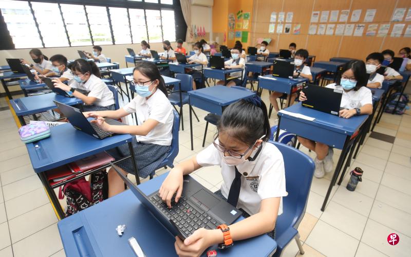  2021年的全国华文大比拼比赛，共吸引了超过5000名中小学生参加。来自99所小学和73所中学的学生，通过华为云战略伙伴ULearning的网上教育平台，在线上完成初赛。圣希尔达小学近60名小五和小六生报名参赛，同学们全神贯注地看着各自的电脑屏幕。 ( 邬福梁摄）