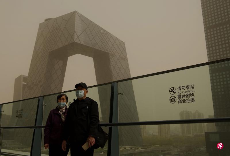 作者认为,新能源是否真正绿色,是否可持续还是问号。图为2021年3月21日,两人在北京的中央广播电视总台光华路办公区前合影。(法新社) 作者认为,新能源是否真正绿色,是否可持续还是问号。图为2021年3月21日,两人在北京的中央广播电视总台光华路办公区前合影。(法新社)