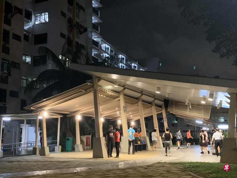 李先生与太太在比笔路第90座组屋楼下的综合厅免费教舞,却频遭投诉。 李先生与太太在比笔路第90座组屋楼下的综合厅免费教舞,却频遭投诉。