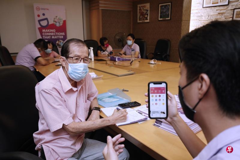 “ 科技达人” 曾英水(左)数月来在数码大使黄俊杰的指导下,学会如何使用银行应用查询交易记录等数码技能,他也勤做笔记,回家后继续练习。(梁麒麟摄) “ 科技达人” 曾英水(左)数月来在数码大使黄俊杰的指导下,学会如何使用银行应用查询交易记录等数码技能,他也勤做笔记,回家后继续练习。(梁麒麟摄)