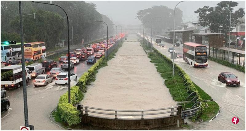 武吉知马大沟渠的水位暴涨,雨水混杂着泥水从沟渠两边溢出,路上的车辆半个车轮都陷在水中。(取自面簿) 武吉知马大沟渠的水位暴涨,雨水混杂着泥水从沟渠两边溢出,路上的车辆半个车轮都陷在水中。(取自面簿)