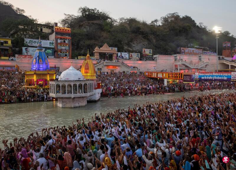 自本月初以来,印度各地因政治和宗教原因举行了多场大规模集会,出席者群聚在一起,违反防疫条例。(路透社) 自本月初以来,印度各地因政治和宗教原因举行了多场大规模集会,出席者群聚在一起,违反防疫条例。(路透社)