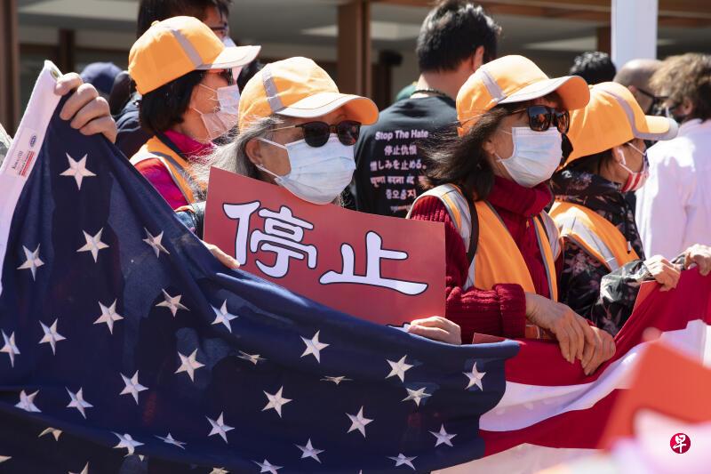 当地时间4月17日,数百人在美国旧金山湾区密尔布雷市参加反对歧视亚裔的集会。(中新社) 当地时间4月17日,数百人在美国旧金山湾区密尔布雷市参加反对歧视亚裔的集会。(中新社)