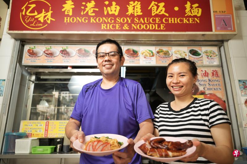 谭亿林(左)和妻子阮氏妮在直落布兰雅小贩中心开档做小贩,脚踏实地努力创业。(谢智扬摄) 谭亿林(左)和妻子阮氏妮在直落布兰雅小贩中心开档做小贩,脚踏实地努力创业。(谢智扬摄)