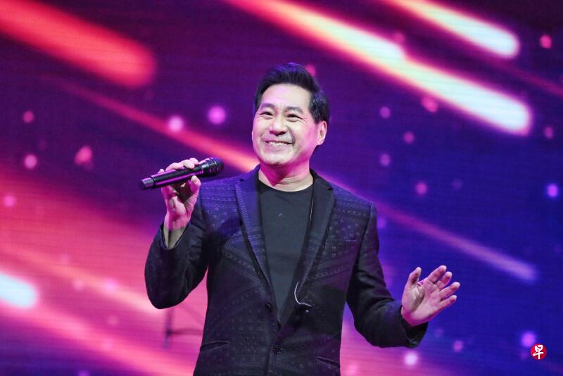 文章不但献唱金曲,也捐献1万善款。(徐颖荃摄) 文章不但献唱金曲,也捐献1万善款。(徐颖荃摄)