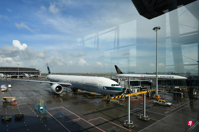 新港航空泡泡计划宣布重启后，两地公众踊跃订购机票，新航和国泰航空至少首三趟航空泡泡航班不到一天就售罄。（海峡时报）