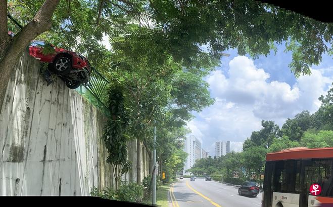 车子一半悬空,摇摇欲坠。(曾美玲摄) 车子一半悬空,摇摇欲坠。(曾美玲摄)