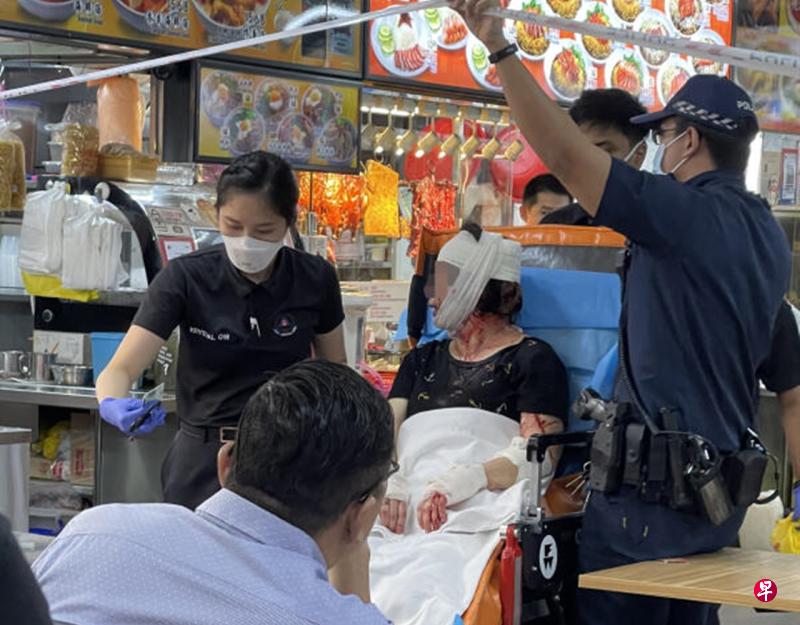 女员工颈部和手臂都手上,救护人员为她包扎后送她到医院救治。(受访者提供) 女员工颈部和手臂都手上,救护人员为她包扎后送她到医院救治。(受访者提供)