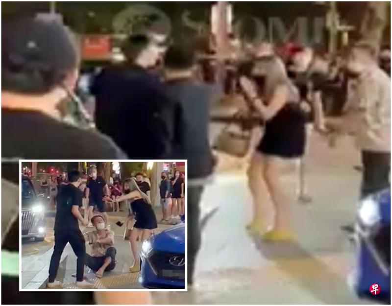 德士叔被打倒在地,一名辣妹挡在他的身前,双手合十替他向年轻男子求饶。(Stomp) 德士叔被打倒在地,一名辣妹挡在他的身前,双手合十替他向年轻男子求饶。(Stomp)