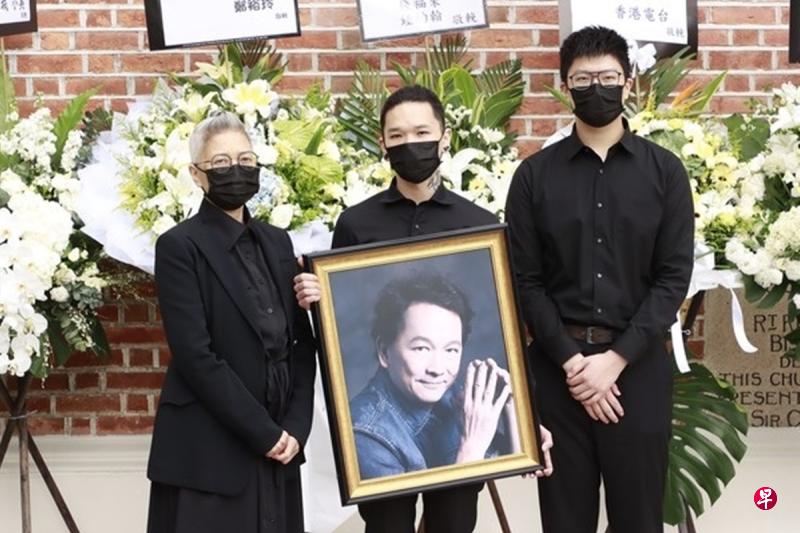 陈敏儿与两子廖文哲和廖文信一同送别至爱亲人。(互联网) 陈敏儿与两子廖文哲和廖文信一同送别至爱亲人。(互联网)