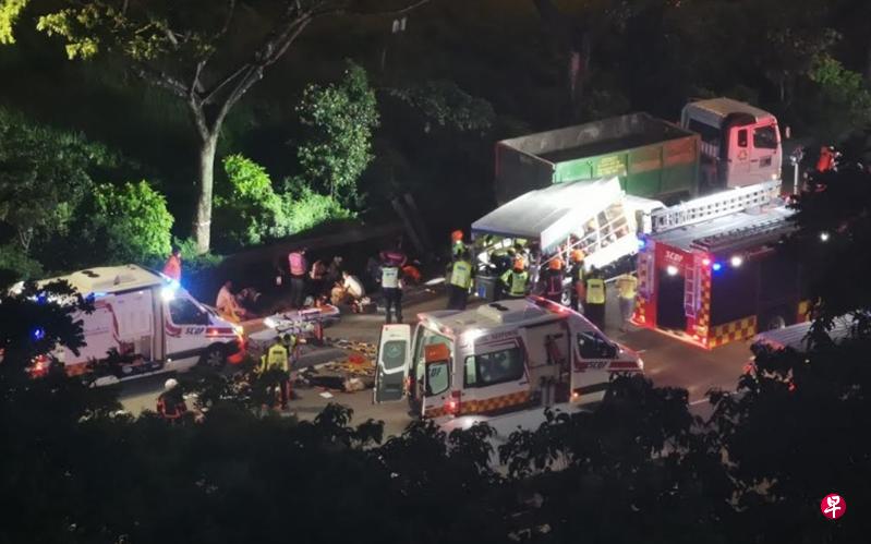 到了早上近11时,仍有4辆警车及民防人员仍在现场,当时已有两条车道可通通行。(蔡振鸿摄) 到了早上近11时,仍有4辆警车及民防人员仍在现场,当时已有两条车道可通通行。(蔡振鸿摄)