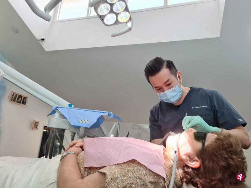 位于巴西班让的AJ Warren牙科诊所,自2018年开业以来就提供24小时紧急牙科服务,平均每周有六到15名病患在深夜时分预约。(受访者提供) 位于巴西班让的AJ Warren牙科诊所,自2018年开业以来就提供24小时紧急牙科服务,平均每周有六到15名病患在深夜时分预约。(受访者提供)