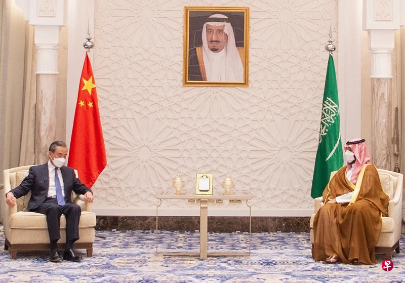 在评论2021年3月中国国务委员兼外长王毅的中东之行时,很多媒体都提到中国的中东外交正在发生变化。(法新社) 在评论2021年3月中国国务委员兼外长王毅的中东之行时,很多媒体都提到中国的中东外交正在发生变化。(法新社)
