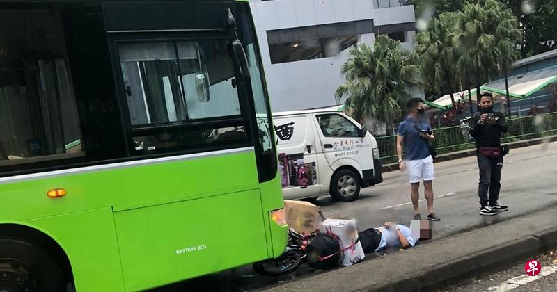 老汉倒卧在马路上,表情显得十分痛苦。(读者提供) 老汉倒卧在马路上,表情显得十分痛苦。(读者提供)