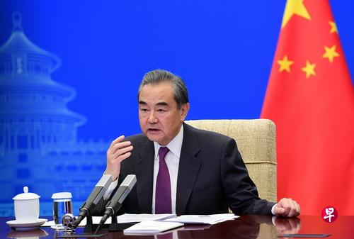 中国国务委员兼外交部长王毅昨天同美国对外关系委员会视频交流时说,中美关系正在进入新的十字路口,关键在于美国能否接受一个社会制度、历史文化、发展阶段不同的大国和平崛起。(中国外交部网站) 中国国务委员兼外交部长王毅昨天同美国对外关系委员会视频交流时说,中美关系正在进入新的十字路口,关键在于美国能否接受一个社会制度、历史文化、发展阶段不同的大国和平崛起。(中国外交部网站)