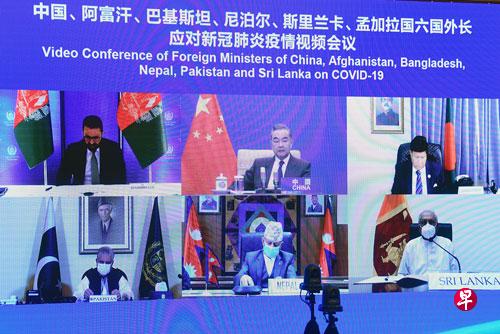 中国与阿富汗、巴基斯坦、尼泊尔、斯里兰卡、孟加拉五国的外长昨天就应对冠病疫情举行视频会议,会议由中国国务委员兼外长王毅主持。(中国外交部网站) 中国与阿富汗、巴基斯坦、尼泊尔、斯里兰卡、孟加拉五国的外长昨天就应对冠病疫情举行视频会议,会议由中国国务委员兼外长王毅主持。(中国外交部网站)