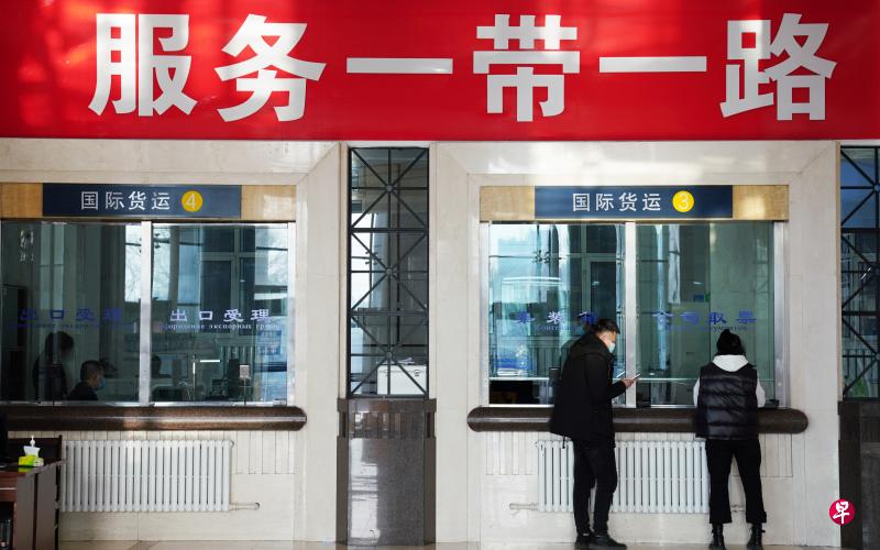 为了实现“一带一路”可持续发展，中国必须更加关注丝路沿线发展中国家的借贷可持续性问题，考虑基建项目借贷对相关国家所造成的长远财政影响。（新华社）