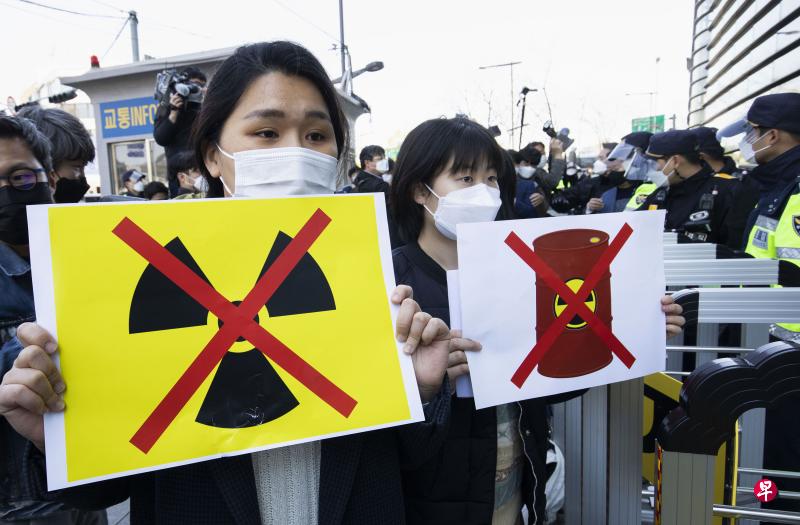 韩国民众在位于首尔的日本驻韩国大使馆外集会，抗议日本政府将福岛核废水排入大海。（新华社）