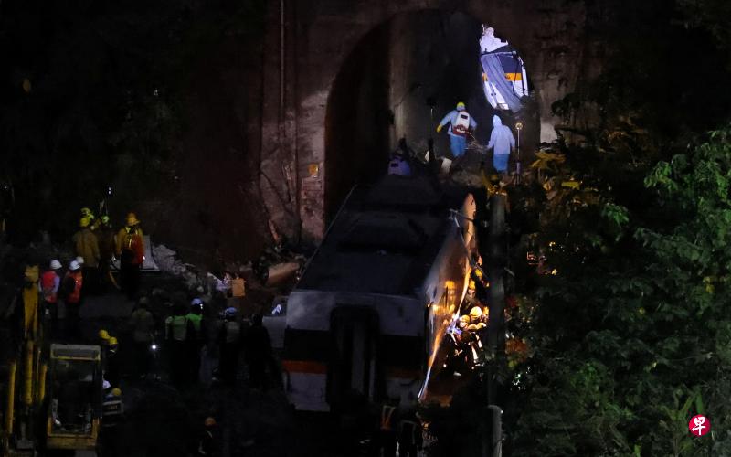 救援工作人员昨天傍晚将“太鲁阁号”的第四节车厢从隧道拉出,在隧道内可见第五节车厢残骸。(路透社) 救援工作人员昨天傍晚将“太鲁阁号”的第四节车厢从隧道拉出,在隧道内可见第五节车厢残骸。(路透社)