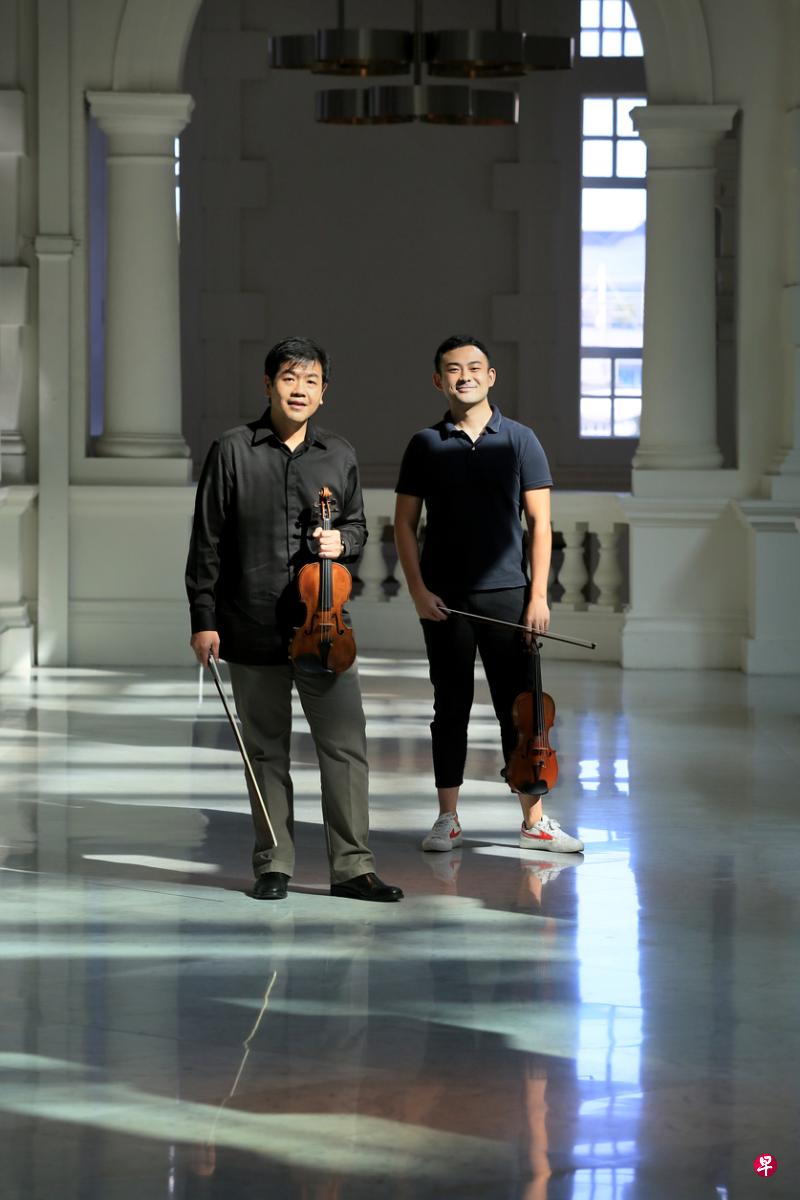 同为琴痴的曾勇涵(左)和赵天,成为职场上的忘年交。(龙国雄摄) 同为琴痴的曾勇涵(左)和赵天,成为职场上的忘年交。(龙国雄摄)