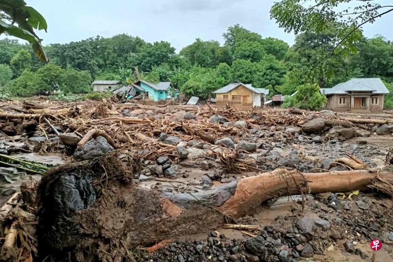 洪灾和山体滑坡摧毁了东弗洛勒斯县的阿多纳拉市,道路堆满倒下的大树和山体滑坡滚下的巨石。(法新社) 洪灾和山体滑坡摧毁了东弗洛勒斯县的阿多纳拉市,道路堆满倒下的大树和山体滑坡滚下的巨石。(法新社)