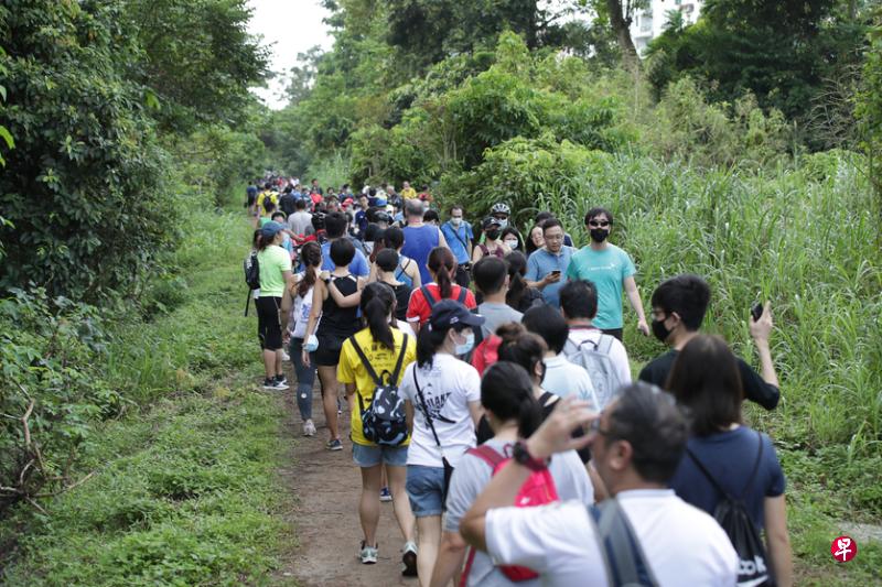 水泄不通的铁道走廊,让人透不过气。(蔡家增摄) 水泄不通的铁道走廊,让人透不过气。(蔡家增摄)