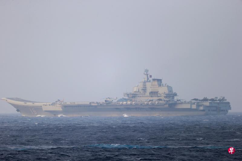 日本防卫省前天公布日本海上自卫队拍摄到中国航空母舰辽宁号和其他中国军舰,通过靠近冲绳的宫古海峡进入太平洋的照片。(路透社) 日本防卫省前天公布日本海上自卫队拍摄到中国航空母舰辽宁号和其他中国军舰,通过靠近冲绳的宫古海峡进入太平洋的照片。(路透社)