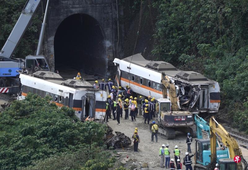 工程人员昨天将太鲁阁号损伤严重的第六(左)、第七节车厢(右)顺利从清水隧道中拖出。(香港中通社) 工程人员昨天将太鲁阁号损伤严重的第六(左)、第七节车厢(右)顺利从清水隧道中拖出。(香港中通社)