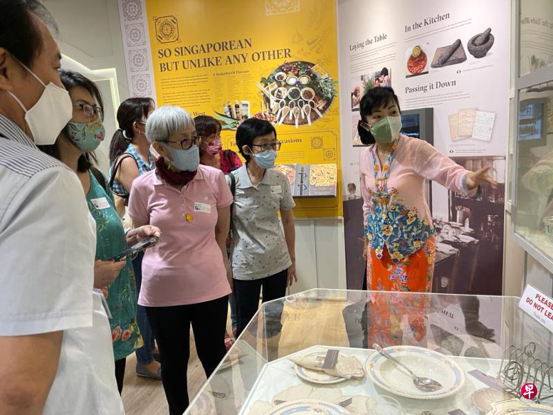 东方旅游举办以福建话、潮州话和粤语等常见方言为主的环岛之旅和娘惹导览等,让参与活动的年长人士聆听讲解时不感陌生。(东方旅游提供) 东方旅游举办以福建话、潮州话和粤语等常见方言为主的环岛之旅和娘惹导览等,让参与活动的年长人士聆听讲解时不感陌生。(东方旅游提供)