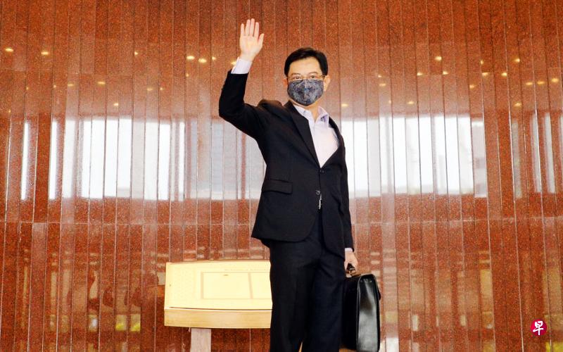 副总理兼经济政策统筹部长及财政部长王瑞杰,将在两周后的内阁改组时,卸下财长一职。王瑞杰自2015年10月出任财长以来,五年内共发表了10份财政预算案,创下纪录。李显龙总理昨天在回复王瑞杰的信函中,高度肯定王瑞杰,尤其过去一年在应对冠病危机中带来的艰难挑战期间,做出卓越贡献。王瑞杰在短短12个月内发表五次财政预算案声明,以支持新加坡人和他们的家庭,帮助企业生存,及保障所有人的安全。图为王瑞杰今年2月以财长身份到国会发表2021年预算案声明。(林泽锐摄) 副总理兼经济政策统筹部长及财政部长王瑞杰,将在两周后的内阁改组时,卸下财长一职。王瑞杰自2015年10月出任财长以来,五年内共发表了10份财政预算案,创下纪录。李显龙总理昨天在回复王瑞杰的信函中,高度肯定王瑞杰,尤其过去一年在应对冠病危机中带来的艰难挑战期间,做出卓越贡献。王瑞杰在短短12个月内发表五次财政预算案声明,以支持新加坡人和他们的家庭,帮助企业生存,及保障所有人的安全。图为王瑞杰今年2月以财长身份到国会发表2021年预算案声明。(林泽锐摄)