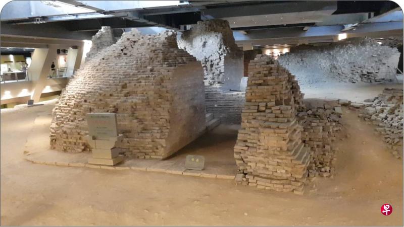 倒坍的旧雷峰塔保留在新塔里。(衣若芬摄) 倒坍的旧雷峰塔保留在新塔里。(衣若芬摄)