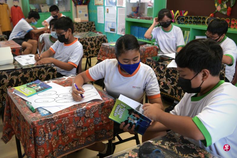 维林小学的母语课程纳入更多种创意教学方式,包括设计不同活动提高学生的参与度,以及把故事中提到的草木植物和乐器等物品带入教室让学生体验。(海峡时报) 维林小学的母语课程纳入更多种创意教学方式,包括设计不同活动提高学生的参与度,以及把故事中提到的草木植物和乐器等物品带入教室让学生体验。(海峡时报)