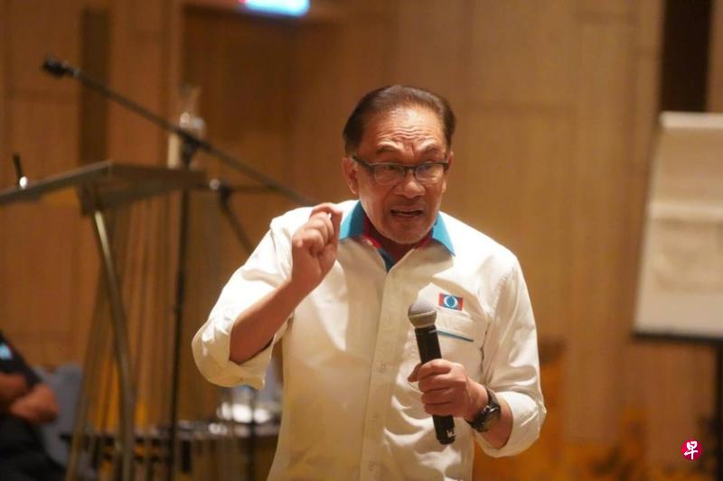 疑似安华(左)和阿末扎希的通话录音外泄后,两人被指暗度陈仓,表面上拒绝合作,私底下却密谋联手推翻国盟。(取自安华及阿末扎希面簿) 疑似安华(左)和阿末扎希的通话录音外泄后,两人被指暗度陈仓,表面上拒绝合作,私底下却密谋联手推翻国盟。(取自安华及阿末扎希面簿)