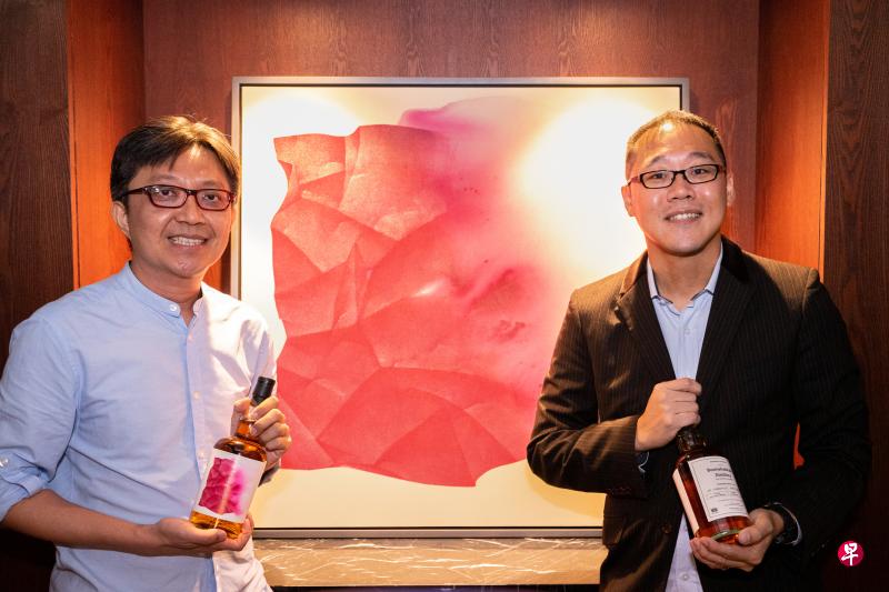 新加坡画家郑木彰(左)与INTERCO-MLE酒商纪伟杰合作演化系列苏格兰威士忌。 新加坡画家郑木彰(左)与INTERCO-MLE酒商纪伟杰合作演化系列苏格兰威士忌。