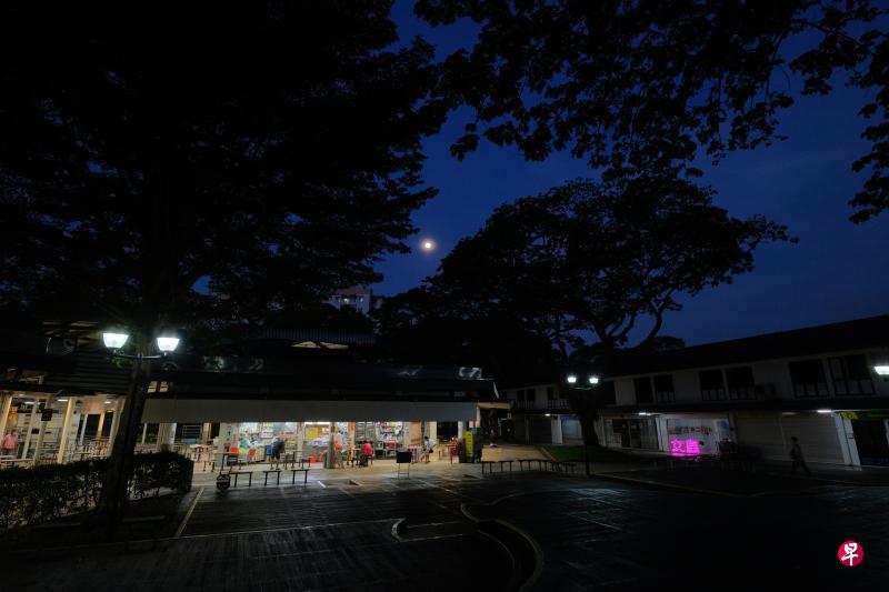 无论平日或周末,夜幕笼罩下的东陵福总有几处明亮,以及让夜归人和夜猫子感觉自在的角落。 无论平日或周末,夜幕笼罩下的东陵福总有几处明亮,以及让夜归人和夜猫子感觉自在的角落。