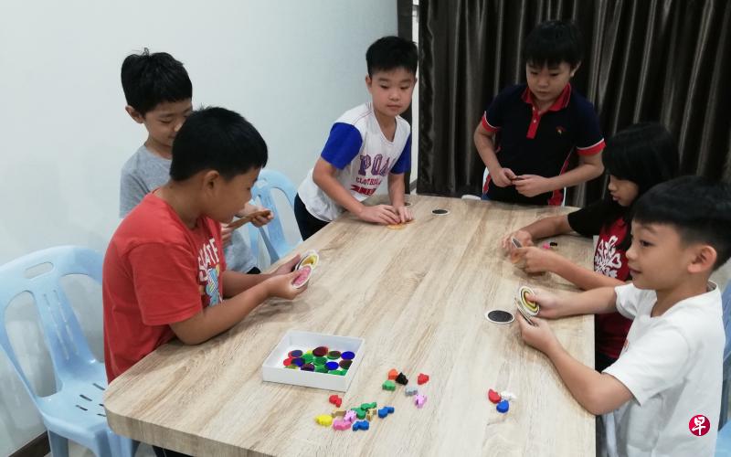 桌游透过互动、交换、抽牌或骰子等来构建对材料的认知,激发学生对学习的热情,达到桌游创作者所要传达的目的。 桌游透过互动、交换、抽牌或骰子等来构建对材料的认知,激发学生对学习的热情,达到桌游创作者所要传达的目的。