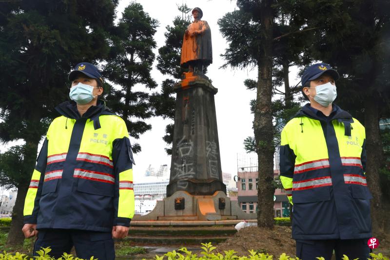台湾已故总统蒋介石的铜像在绿营或台独人士眼里,属于“威权象征”。图为今年3月3日,基隆市两名警员在一座被人泼漆涂污的蒋介石雕像看守。(路透社) 台湾已故总统蒋介石的铜像在绿营或台独人士眼里,属于“威权象征”。图为今年3月3日,基隆市两名警员在一座被人泼漆涂污的蒋介石雕像看守。(路透社)