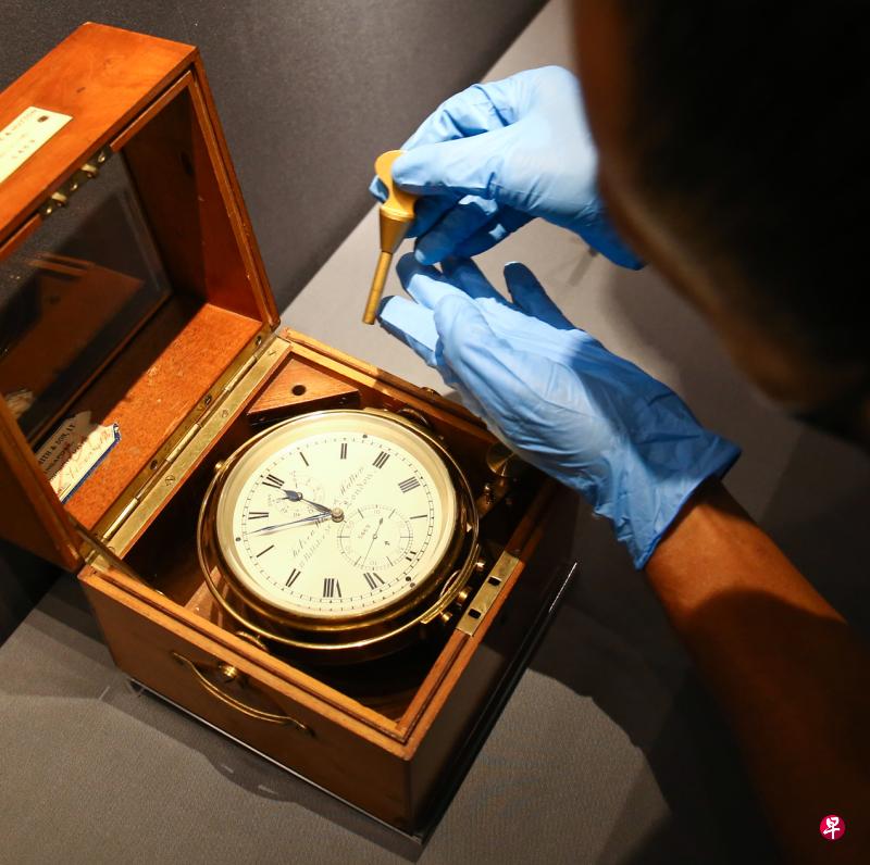 货船“HMS Bulan”曾在二战时期载送民众,从新加坡逃难到巴达维亚(今雅加达),图为这艘货船上的天文台表。 旧樟宜监狱曾设有里外两层围墙,部分围墙将在樟宜礼拜堂与博物馆展出。(白艳琳摄) 货船“HMS Bulan”曾在二战时期载送民众,从新加坡逃难到巴达维亚(今雅加达),图为这艘货船上的天文台表。 旧樟宜监狱曾设有里外两层围墙,部分围墙将在樟宜礼拜堂与博物馆展出。(白艳琳摄)