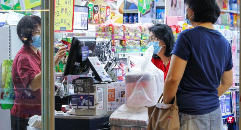 政府会在今年下半年展开公众咨询,了解人们对塑料袋收费模式、时间表以及具体金额等方面的看法。(林泽锐摄) 政府会在今年下半年展开公众咨询,了解人们对塑料袋收费模式、时间表以及具体金额等方面的看法。(林泽锐摄)