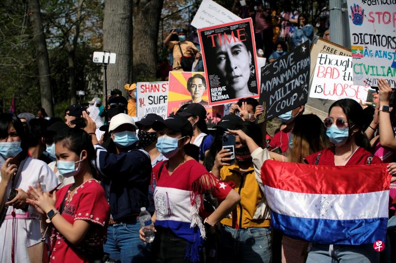 大批缅甸侨民周六在缅甸驻美国华盛顿大使馆外示威,抗议军人政变。图中一名缅甸少数民族示威者高举克伦尼族的旗帜。自1957年以来,克伦尼族试图在克耶邦建立一个独立的克伦尼民族国家。(路透社) 大批缅甸侨民周六在缅甸驻美国华盛顿大使馆外示威,抗议军人政变。图中一名缅甸少数民族示威者高举克伦尼族的旗帜。自1957年以来,克伦尼族试图在克耶邦建立一个独立的克伦尼民族国家。(路透社)