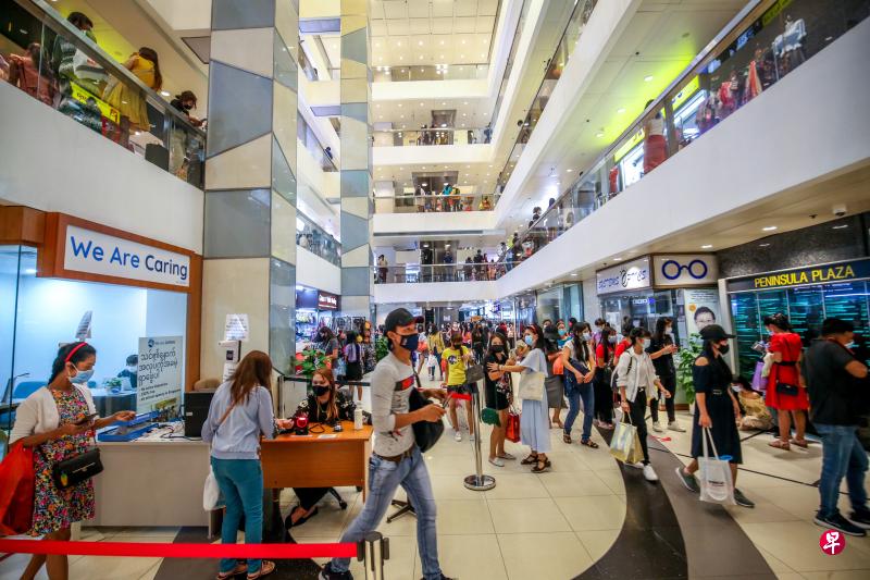 柏龄大厦昨天的人潮比平常多,受访女佣表示欢迎商场解除限制访客人数的措施。(叶振忠摄) 柏龄大厦昨天的人潮比平常多,受访女佣表示欢迎商场解除限制访客人数的措施。(叶振忠摄)