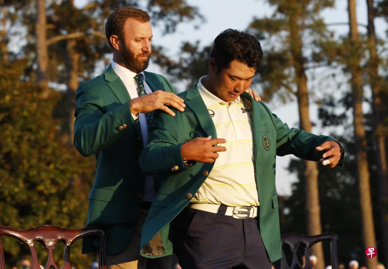 上届冠军约翰逊(左)为松山英树(右)穿上象征名人赛冠军的绿色夹克。(路透社) 上届冠军约翰逊(左)为松山英树(右)穿上象征名人赛冠军的绿色夹克。(路透社)