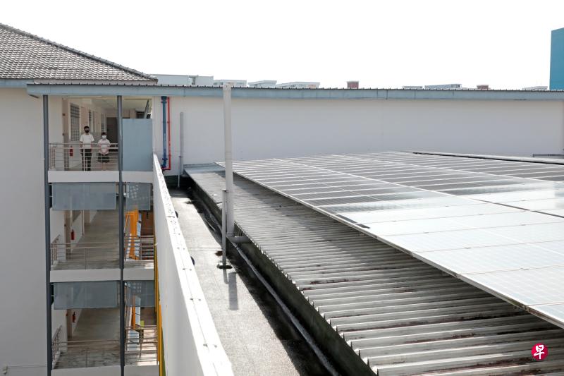 淡滨尼中学在学校各建筑顶层安装太阳能板供电,是本地第一所正能源学校。(林国明摄) 淡滨尼中学在学校各建筑顶层安装太阳能板供电,是本地第一所正能源学校。(林国明摄)