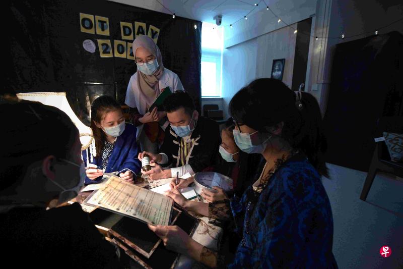 陈笃生医院的职能治疗师套上中世纪的服装,在密室逃脱游戏中思考临终病患适合哪个阶段的复健治疗。(海峡时报) 陈笃生医院的职能治疗师套上中世纪的服装,在密室逃脱游戏中思考临终病患适合哪个阶段的复健治疗。(海峡时报)
