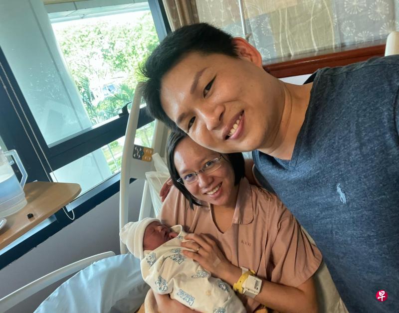 林家宏和李音洁夫妇在家中迎来第二胎,母子后来被送往竹脚妇幼医院检查。图为夫妻俩和新生儿在医院温馨合影。(受访者提供) 林家宏和李音洁夫妇在家中迎来第二胎,母子后来被送往竹脚妇幼医院检查。图为夫妻俩和新生儿在医院温馨合影。(受访者提供)
