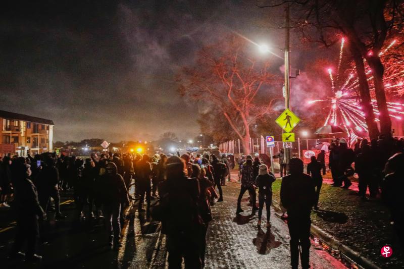 因20岁黑人男子赖特在明尼苏达州城镇布鲁克林中心被警察开枪打死,引发当地抗议示威。(路透社) 因20岁黑人男子赖特在明尼苏达州城镇布鲁克林中心被警察开枪打死,引发当地抗议示威。(路透社)