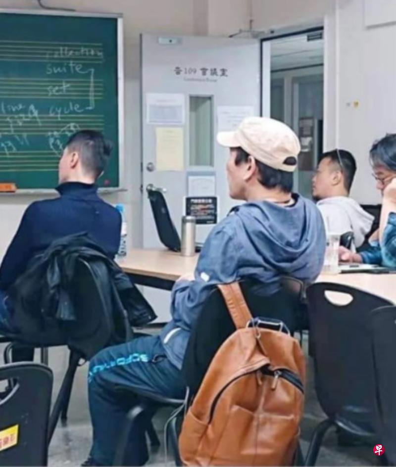 赵传(小图,互联网)分享自己“被捕获”坐在教室内上课的背影照(戴帽者)。(面簿图) 赵传(小图,互联网)分享自己“被捕获”坐在教室内上课的背影照(戴帽者)。(面簿图)
